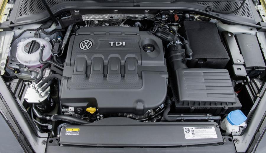 Моторный отсек Volkswagen Golf TDI 5-Door 2017 года  (WW) (фото 7 из 41)